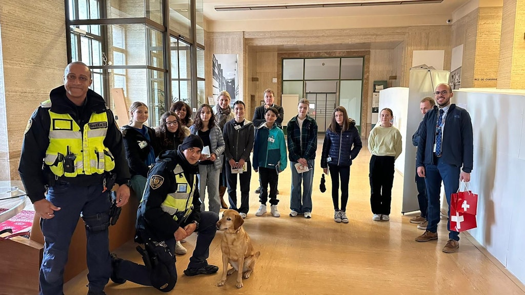 Un groupe de jeunes gens et jeunes filles a eu l'occasion de visiter le Palais des Nations