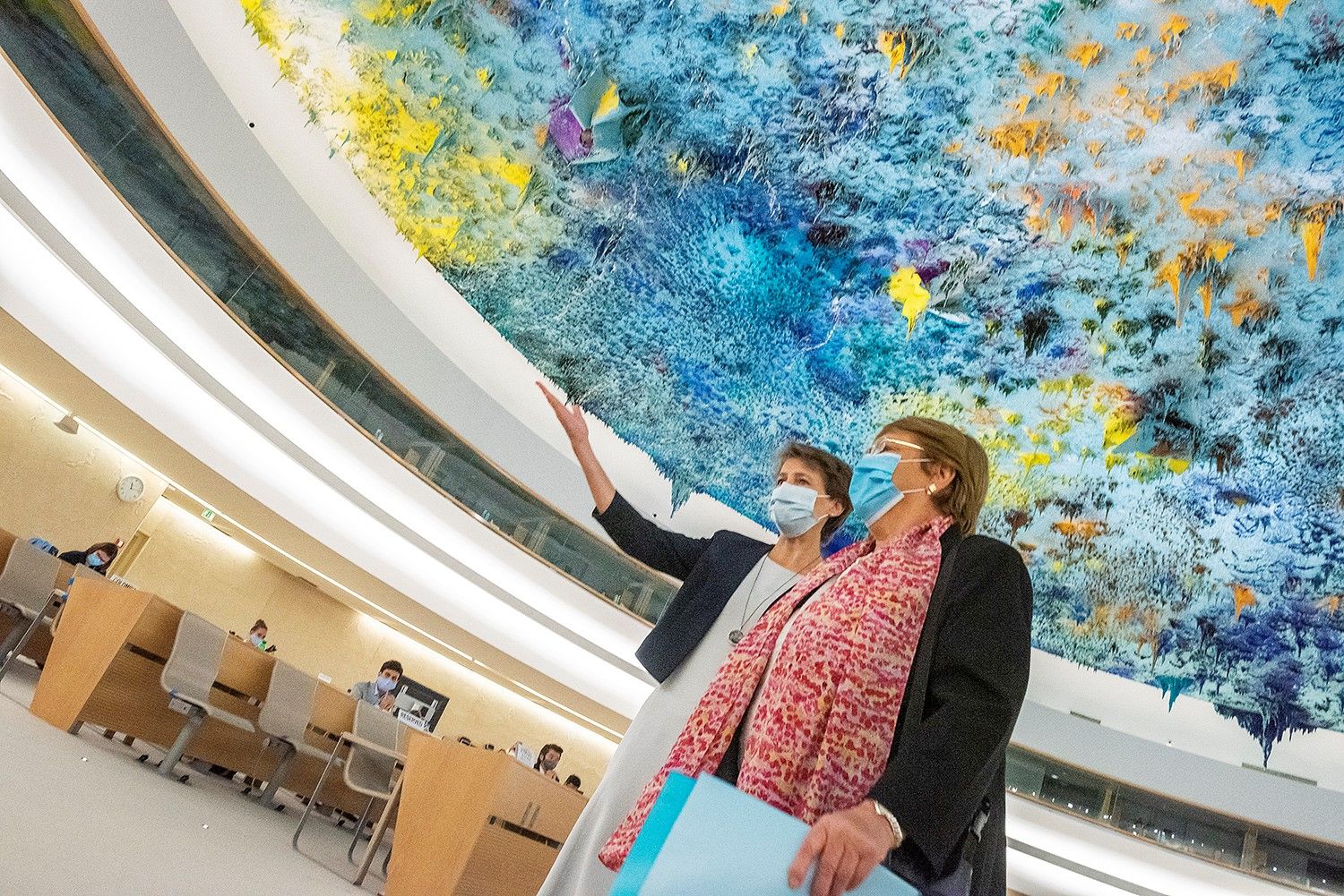 La présidente de la Confédération, Simonetta Sommaruga, et la Haute-Commissaire des Nations Unies aux droits de l’homme, Michelle Bachelet, dans la salle du Conseil des droits de l'homme