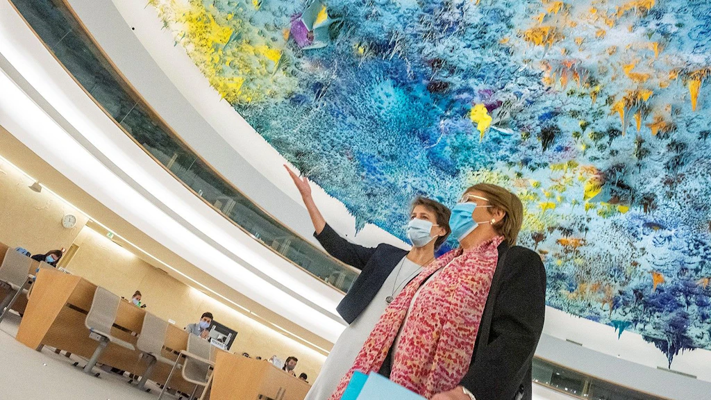 La présidente de la Confédération, Simonetta Sommaruga, et la Haute-Commissaire des Nations Unies aux droits de l’homme, Michelle Bachelet, dans la salle du Conseil des droits de l'homme