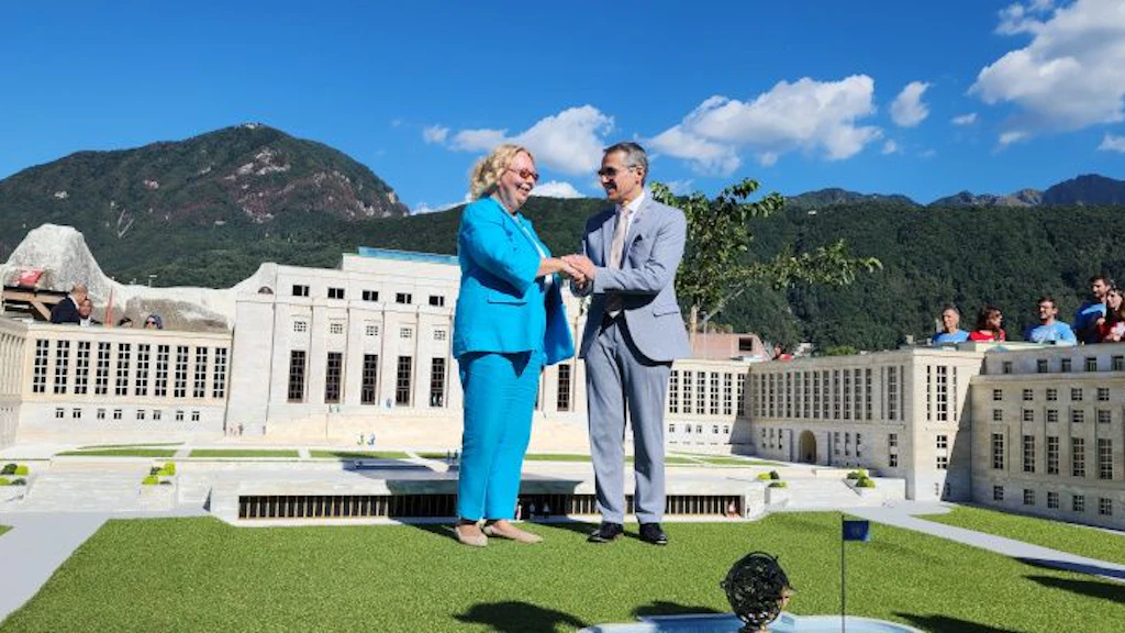 La Directrice générale de l'ONU à Genève, Tatiana Valovaya, et le Président de la Confédération, Ignazio Cassis, devant le modèle réduit du Palais des Nations à Melide (TI).