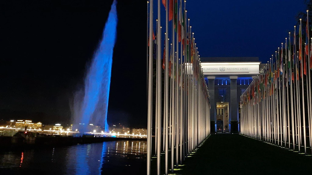 Le Jet d'eau et le Palais des Nations illuminés en bleu en hommage à l'Organisation des Nations Unies